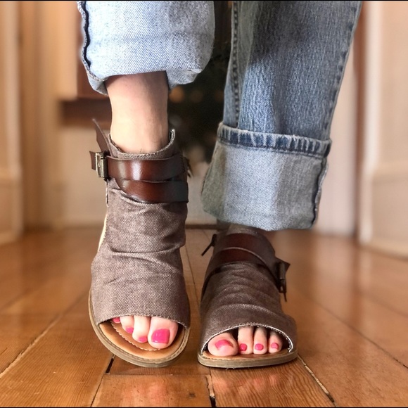 Blowfish Shoes - 🐠BLOWFISH BROWN PEEP TOE SIDE ZIPPER SANDALS 🐠